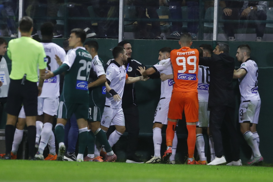 Παναθηναϊκός - ΠΑΟΚ: Ένταση με Μλαντένοβιτς - Μπιάνκο, έτρεξε να ηρεμήσει τα πνεύματα και ο Λουτσέσκου - Βίντεο, φωτογραφίες 
