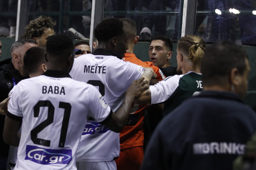 Παναθηναϊκός - ΠΑΟΚ: Ένταση με Μλαντένοβιτς - Μπιάνκο, έτρεξε να ηρεμήσει τα πνεύματα και ο Λουτσέσκου - Βίντεο, φωτογραφίες 
