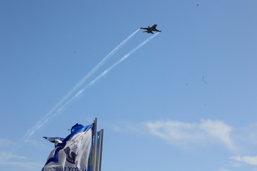 Εντυπωσιακές εικόνες από την γιορτή της Πολεμικής Αεροπορίας: Ελιγμοί μαχητικών αεροσκαφών, Rafale και F-16