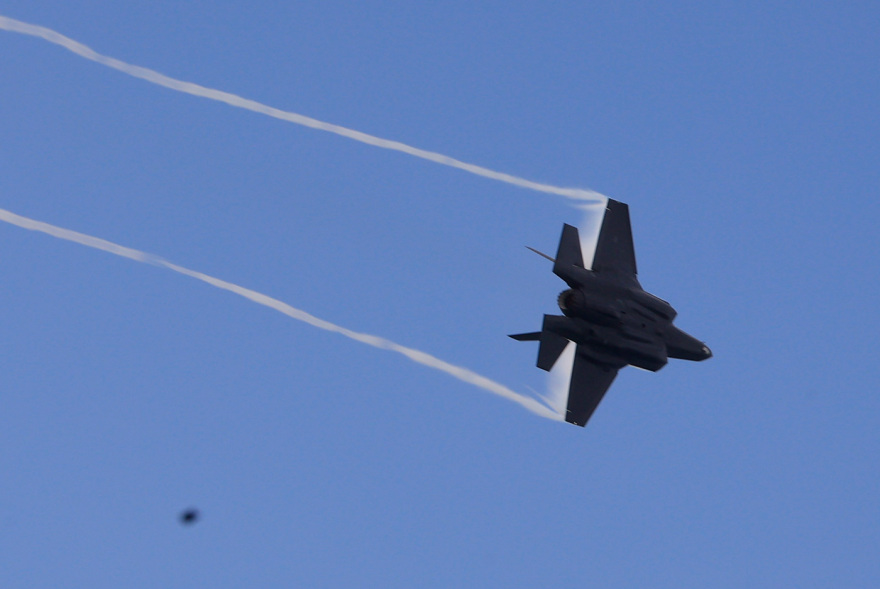 Εντυπωσιακές εικόνες από την γιορτή της Πολεμικής Αεροπορίας: Ελιγμοί μαχητικών αεροσκαφών, Rafale και F-16