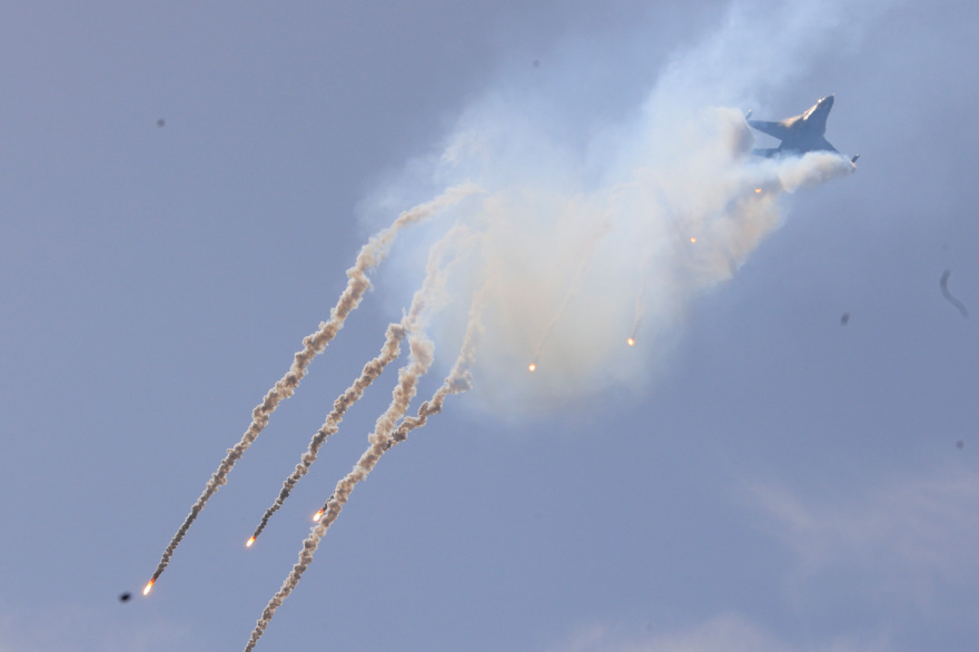 Εντυπωσιακές εικόνες από την γιορτή της Πολεμικής Αεροπορίας: Ελιγμοί μαχητικών αεροσκαφών, Rafale και F-16