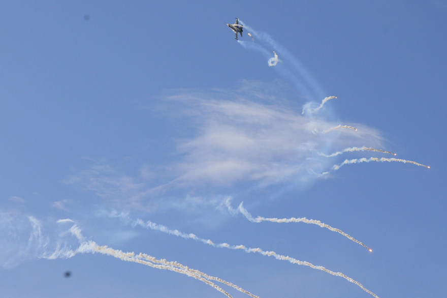 Εντυπωσιακές εικόνες από την γιορτή της Πολεμικής Αεροπορίας: Ελιγμοί μαχητικών αεροσκαφών, Rafale και F-16