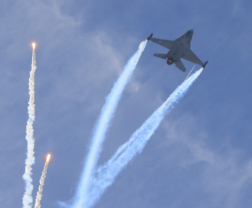 Εντυπωσιακές εικόνες από την γιορτή της Πολεμικής Αεροπορίας: Ελιγμοί μαχητικών αεροσκαφών, Rafale και F-16