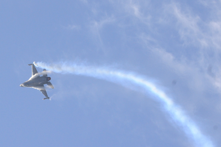 Εντυπωσιακές εικόνες από την γιορτή της Πολεμικής Αεροπορίας: Ελιγμοί μαχητικών αεροσκαφών, Rafale και F-16