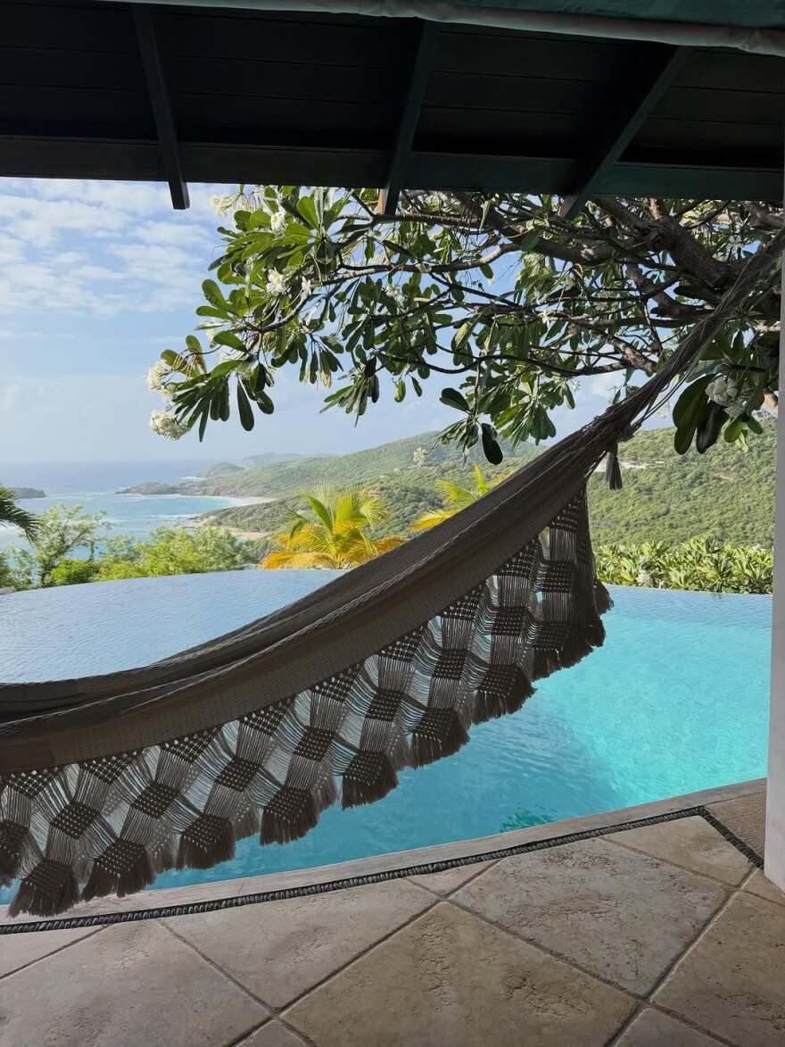 Η Κιμ Καρντάσιαν πόζαρε με μαγιό μετά την ανακοίνωση πως κόπηκε στις εξετάσεις του δικηγορικού συλλόγου
