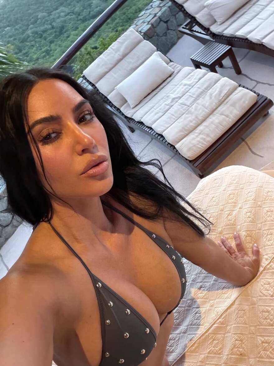 Η Κιμ Καρντάσιαν πόζαρε με μαγιό μετά την ανακοίνωση πως κόπηκε στις εξετάσεις του δικηγορικού συλλόγου
