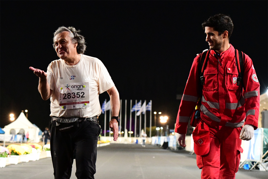 Χειροκροτήματα και συγκίνηση για τον δρομέα που τερμάτισε τελευταίος