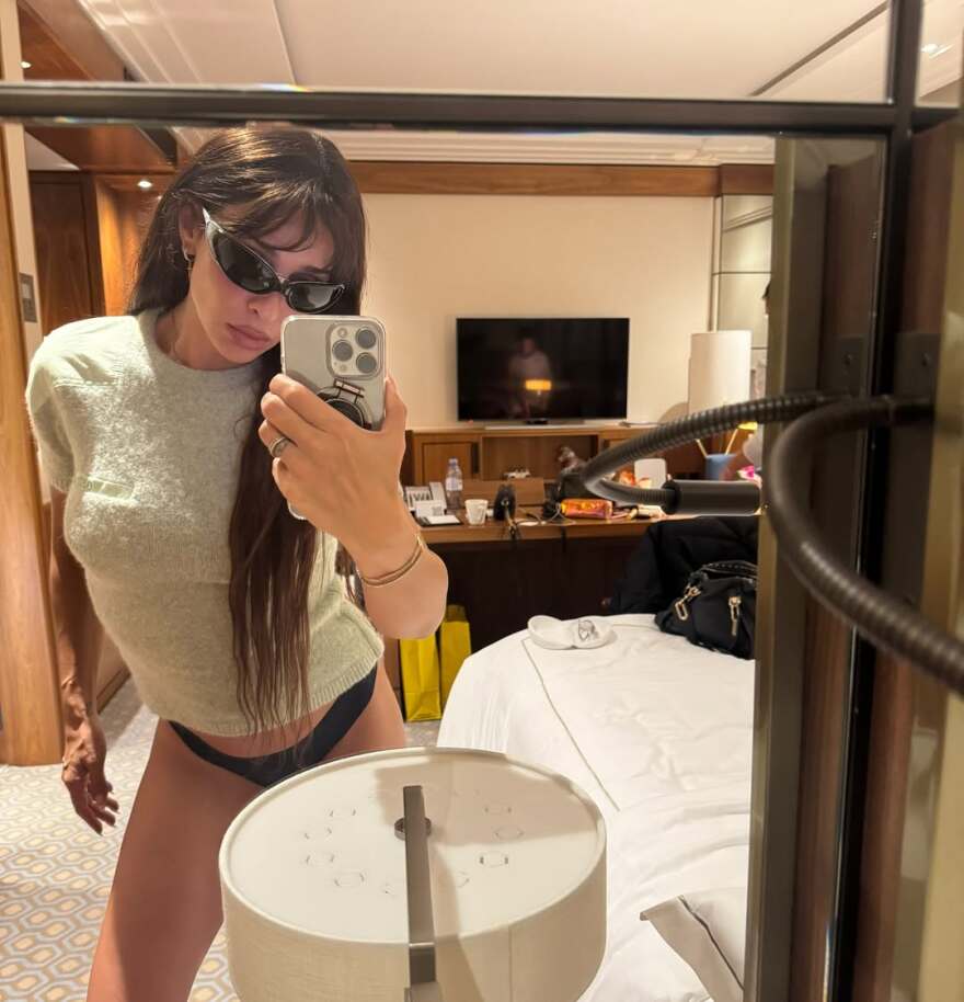 Ελένη Φουρέιρα: Τόπλες στο άλμπουμ του Οκτωβρίου στο Instagram - Δείτε φωτογραφίες
