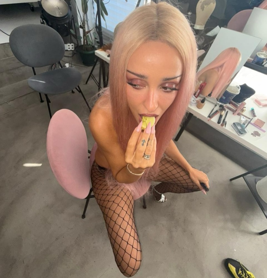 Ελένη Φουρέιρα: Τόπλες στο άλμπουμ του Οκτωβρίου στο Instagram - Δείτε φωτογραφίες
