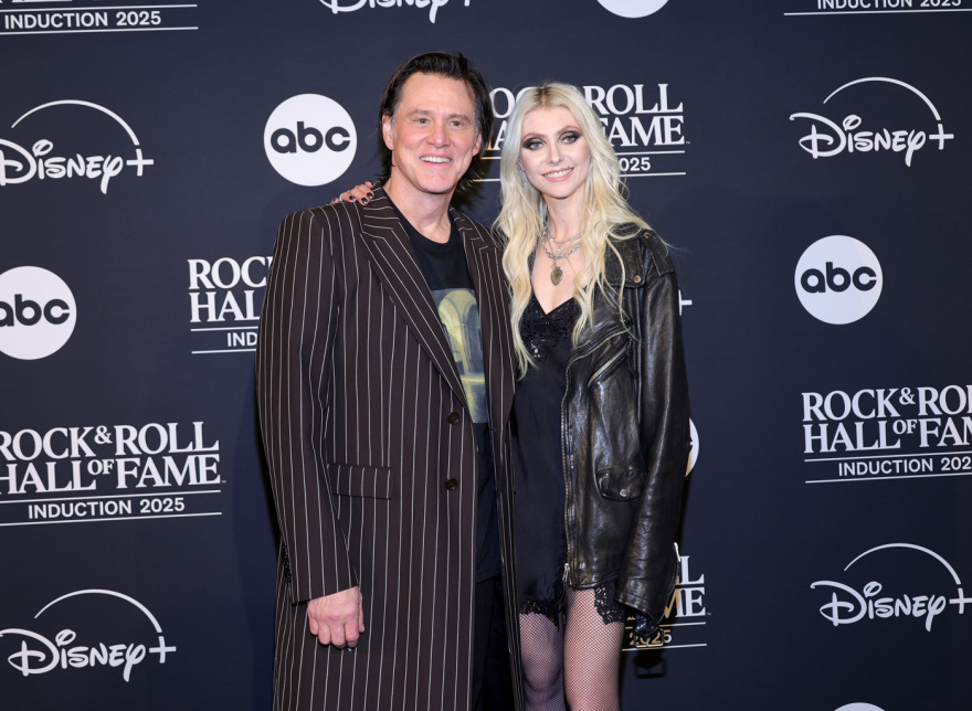 Ο Τζιμ Κάρεϊ και η Τέιλορ Μόμσεν συναντήθηκαν για πρώτη φορά 25 χρόνια μετά το «How the Grinch Stole Christmas» 