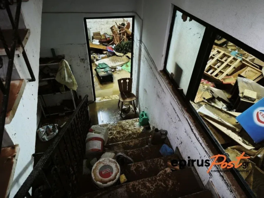 Καιρός: Προβλήματα στη Δυτική Ελλάδα από την κακοκαιρία - Πλημμύρισαν δρόμοι και σπίτια σε Αρκαδία, Βόνιτσα, Πρέβεζα, τις επόμενες ώρες βροχές στην Αττική