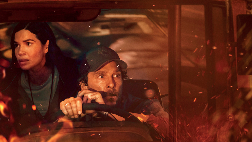 Ο Matthew McConaughey και η America Ferrera γίνονται οι ήρωες της διπλανής πόρτας