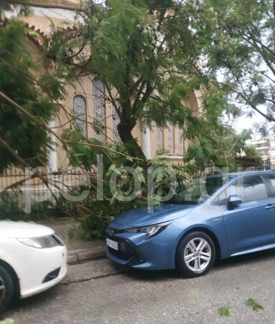 Πάτρα: Ισχυρή ανεμοθύελλα σάρωσε το κέντρο της πόλης – Έσπασαν τζαμαρίες και δέντρα