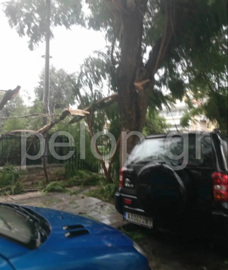 Πάτρα: Ισχυρή ανεμοθύελλα σάρωσε το κέντρο της πόλης – Έσπασαν τζαμαρίες και δέντρα