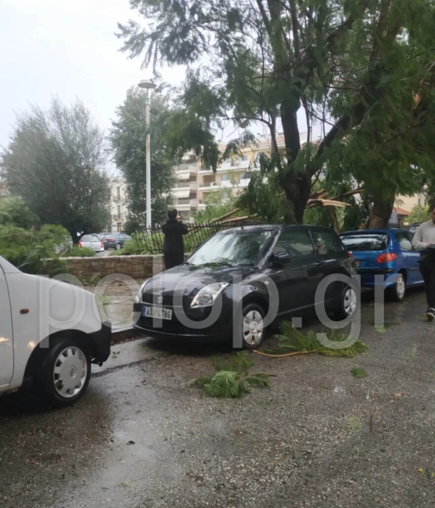 Πάτρα: Ισχυρή ανεμοθύελλα σάρωσε το κέντρο της πόλης – Έσπασαν τζαμαρίες και δέντρα