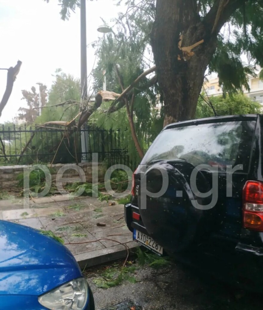 Πάτρα: Ισχυρή ανεμοθύελλα σάρωσε το κέντρο της πόλης – Έσπασαν τζαμαρίες και δέντρα
