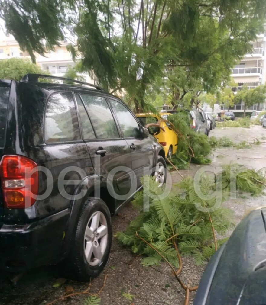 Πάτρα: Ισχυρή ανεμοθύελλα σάρωσε το κέντρο της πόλης – Έσπασαν τζαμαρίες και δέντρα