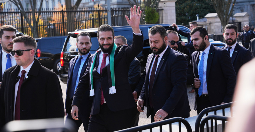 Στον Λευκό Οίκο ο Αλ-Σαράα, πήρε «δώρο» από τον Τραμπ την αναστολή κυρώσεων κατά της Συρίας
