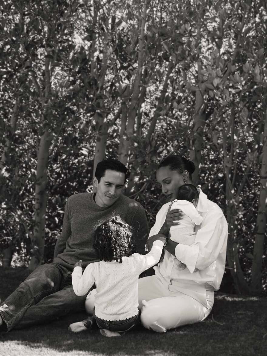 Γέννησε η Τζάσμιν Τουκς - Είχε ανοίξει το Victoria’s Secret Fashion Show στον ένατο μήνα της εγκυμοσύνης της