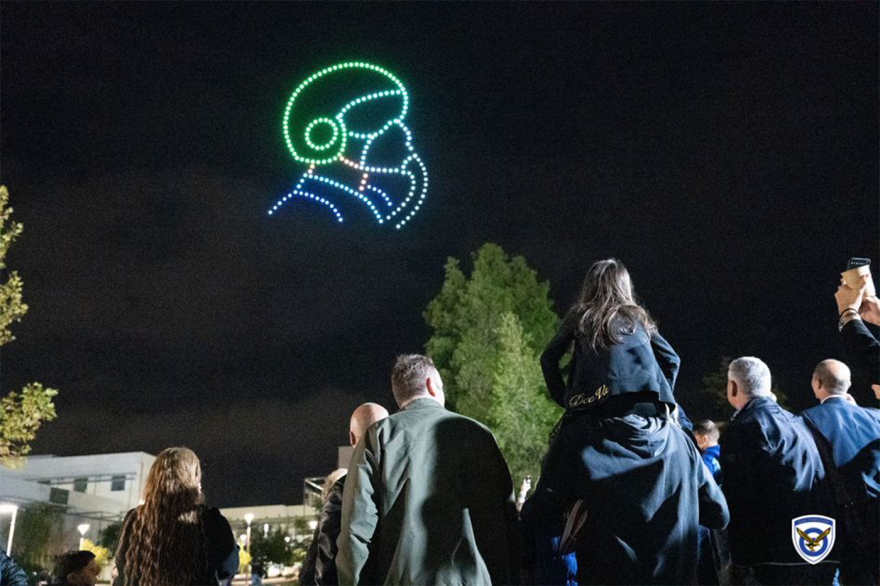 Σόου στον αέρα στη Σχολή Ικάρων: Ελληνικό μαχητικό από drones καταρρίπτει τουρκικό - Δείτε βίντεο