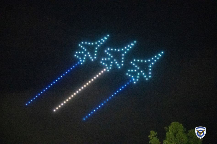 Σόου στον αέρα στη Σχολή Ικάρων: Ελληνικό μαχητικό από drones καταρρίπτει τουρκικό - Δείτε βίντεο