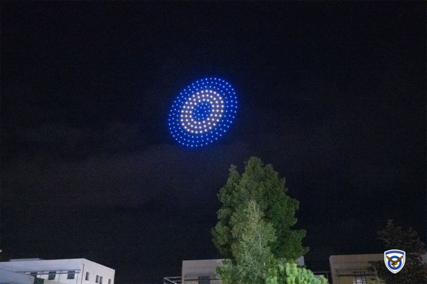 Σόου στον αέρα στη Σχολή Ικάρων: Ελληνικό μαχητικό από drones καταρρίπτει τουρκικό - Δείτε βίντεο