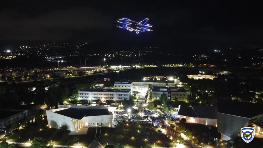 Σόου στον αέρα στη Σχολή Ικάρων: Ελληνικό μαχητικό από drones καταρρίπτει τουρκικό - Δείτε βίντεο