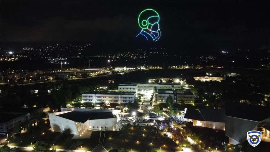 Σόου στον αέρα στη Σχολή Ικάρων: Ελληνικό μαχητικό από drones καταρρίπτει τουρκικό - Δείτε βίντεο