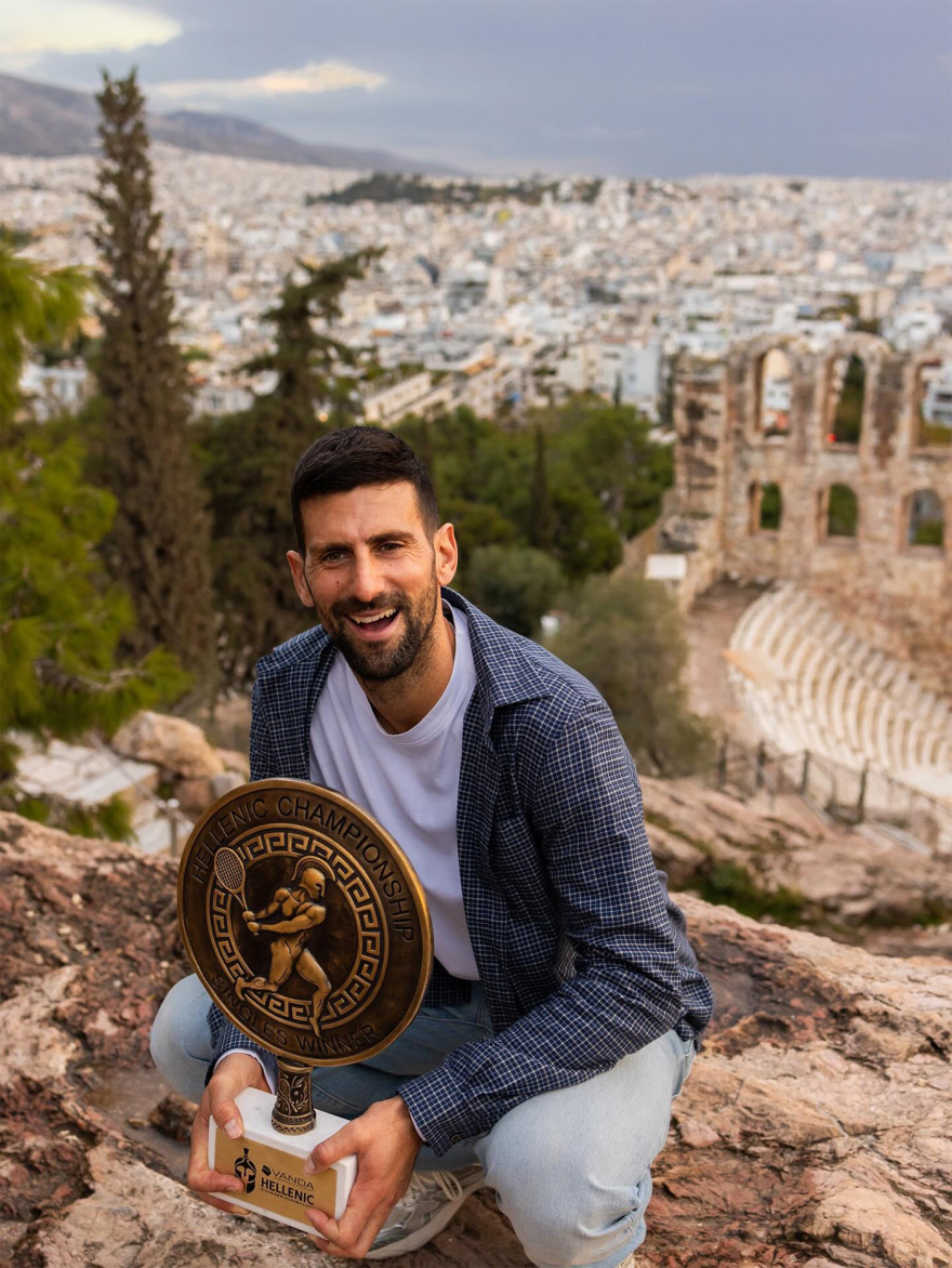 Ο Νόβακ Τζόκοβιτς πανηγυρίζει τον 101ο τίτλο του στην Ακρόπολη με... σκυλιά Δαλματίας
