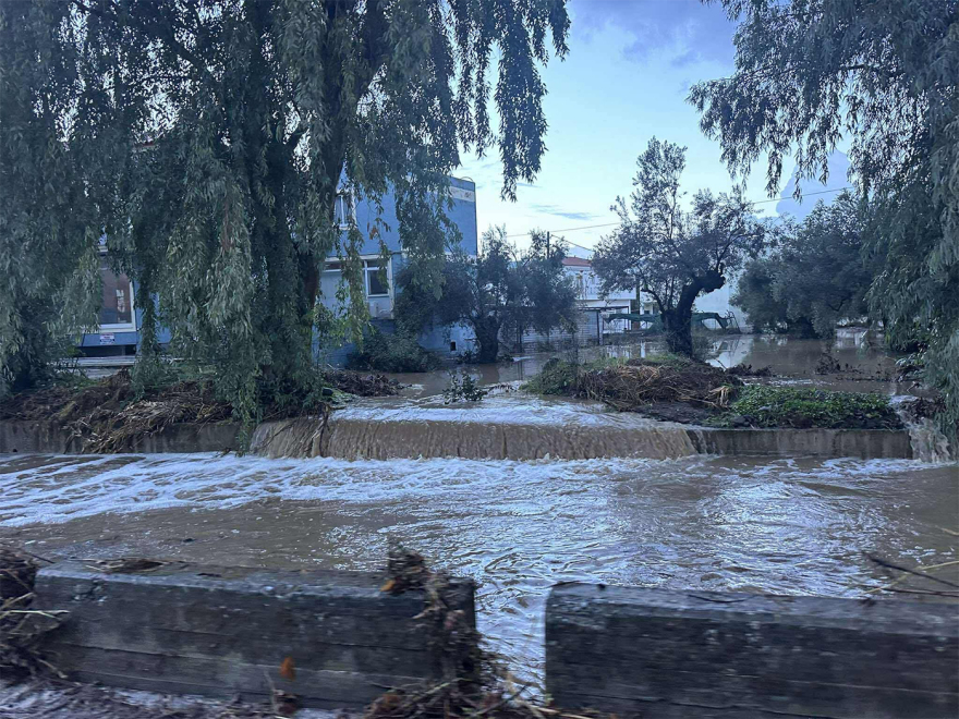 Λέσβος: Προβλήματα από την κακοκαιρία - Πλημμύρισαν δρόμοι και σπίτια σε Καλλονή και Σκάλα, κλειστά τα σχολεία