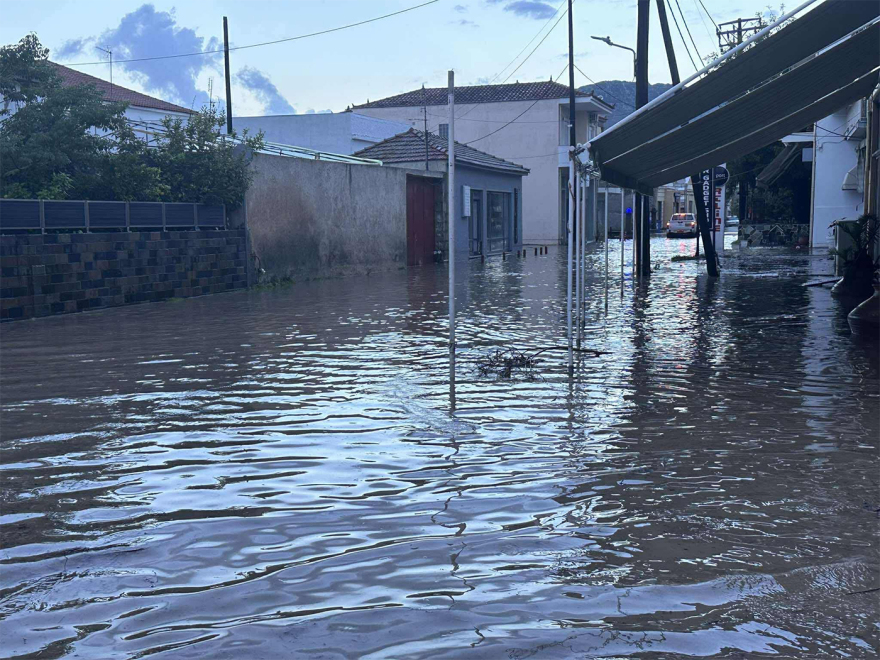 Λέσβος: Προβλήματα από την κακοκαιρία - Πλημμύρισαν δρόμοι και σπίτια σε Καλλονή και Σκάλα, κλειστά τα σχολεία