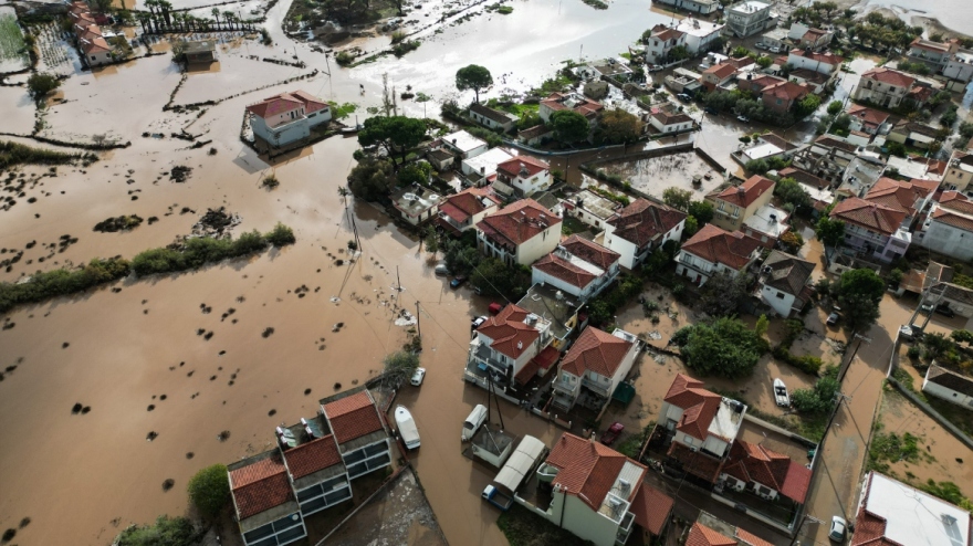 Λέσβος: Εικόνες καταστροφής από τη σφοδρή κακοκαιρία - Δείτε φωτογραφίες<br />
