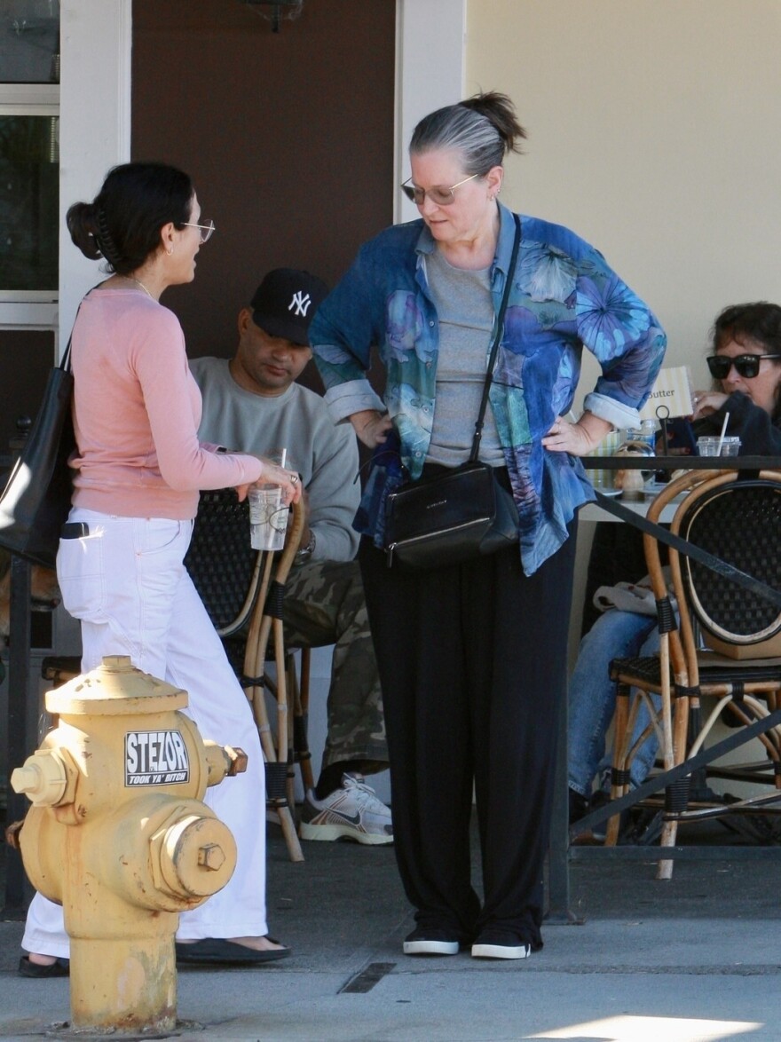 Μπρίτζετ Φόντα: Η σπάνια δημόσια εμφάνισή της - Γευμάτισε με φίλους στο Λος Άντζελες