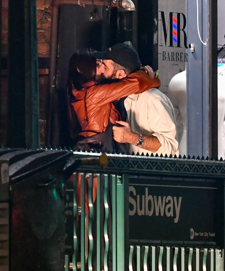 Ο Ρομέν Γαβράς, μετά τη Dua Lipa, σε τρυφερές στιγμές με την Έμιλι Ραταϊκόφσκι φορώντας μπλούζα «Άγιον Όρος» - Δείτε φωτογραφίες