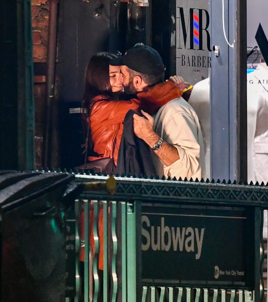 Ο Ρομέν Γαβράς, μετά τη Dua Lipa, σε τρυφερές στιγμές με την Έμιλι Ραταϊκόφσκι φορώντας μπλούζα «Άγιον Όρος» - Δείτε φωτογραφίες