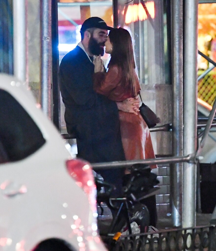 Ο Ρομέν Γαβράς, μετά τη Dua Lipa, σε τρυφερές στιγμές με την Έμιλι Ραταϊκόφσκι φορώντας μπλούζα «Άγιον Όρος» - Δείτε φωτογραφίες