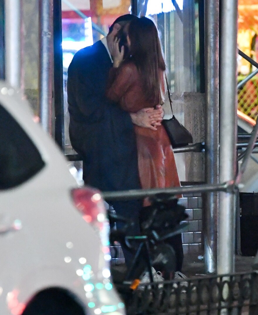 Ο Ρομέν Γαβράς, μετά τη Dua Lipa, σε τρυφερές στιγμές με την Έμιλι Ραταϊκόφσκι φορώντας μπλούζα «Άγιον Όρος» - Δείτε φωτογραφίες