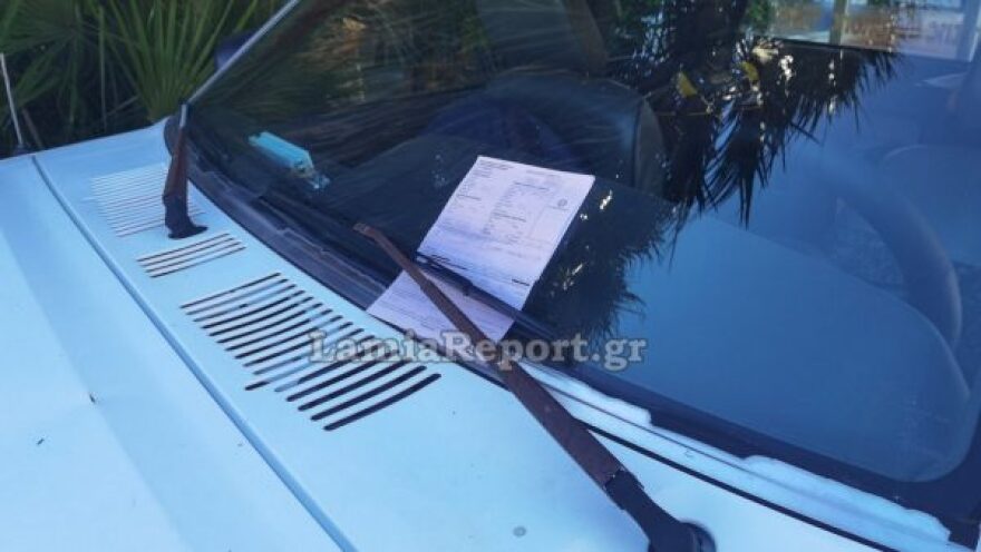 Κλήσεις στα αυτοκίνητα του Δήμου Λαμίας που ήταν σε πλατεία για τον χριστουγεννιάτικο στολισμό έκοψε η Τροχαία