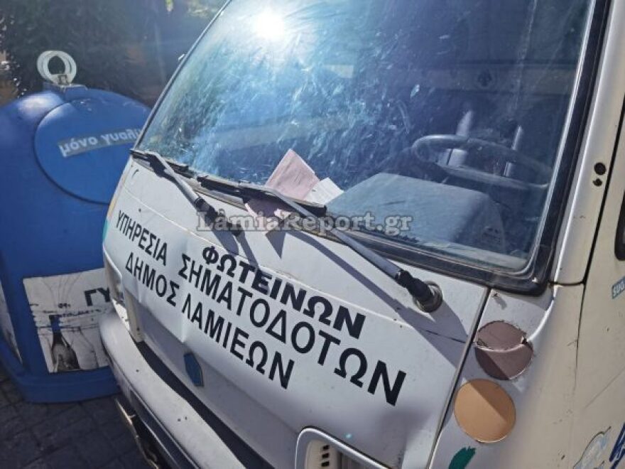 Κλήσεις στα αυτοκίνητα του Δήμου Λαμίας που ήταν σε πλατεία για τον χριστουγεννιάτικο στολισμό έκοψε η Τροχαία