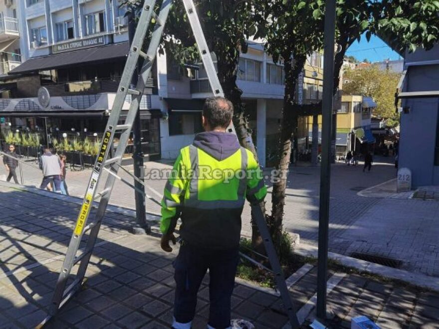 Κλήσεις στα αυτοκίνητα του Δήμου Λαμίας που ήταν σε πλατεία για τον χριστουγεννιάτικο στολισμό έκοψε η Τροχαία