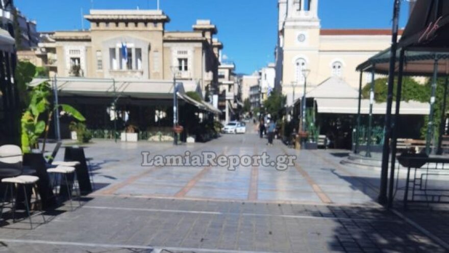 Κλήσεις στα αυτοκίνητα του Δήμου Λαμίας που ήταν σε πλατεία για τον χριστουγεννιάτικο στολισμό έκοψε η Τροχαία