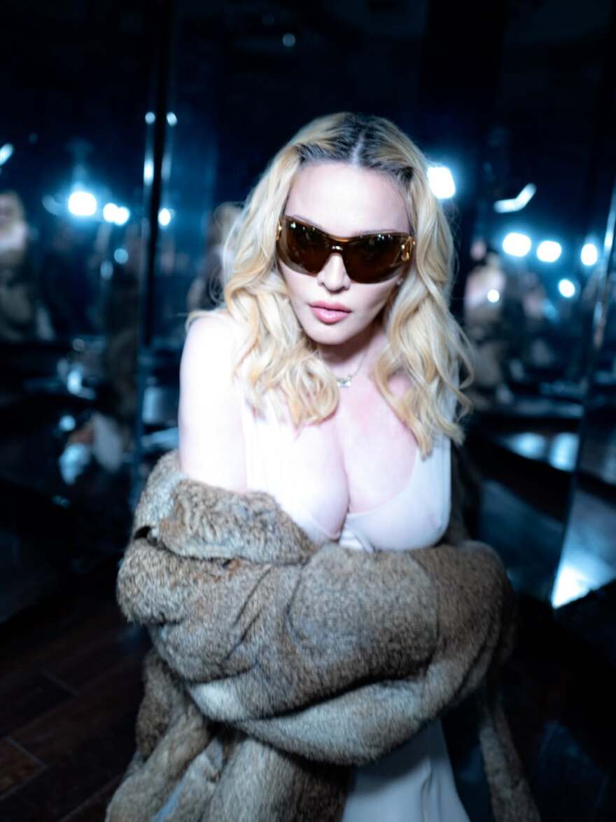 Η Μαντόνα φωτογραφήθηκε με διάφανο φόρεμα και ανακοίνωσε ότι ετοιμάζει νέο άλμπουμ