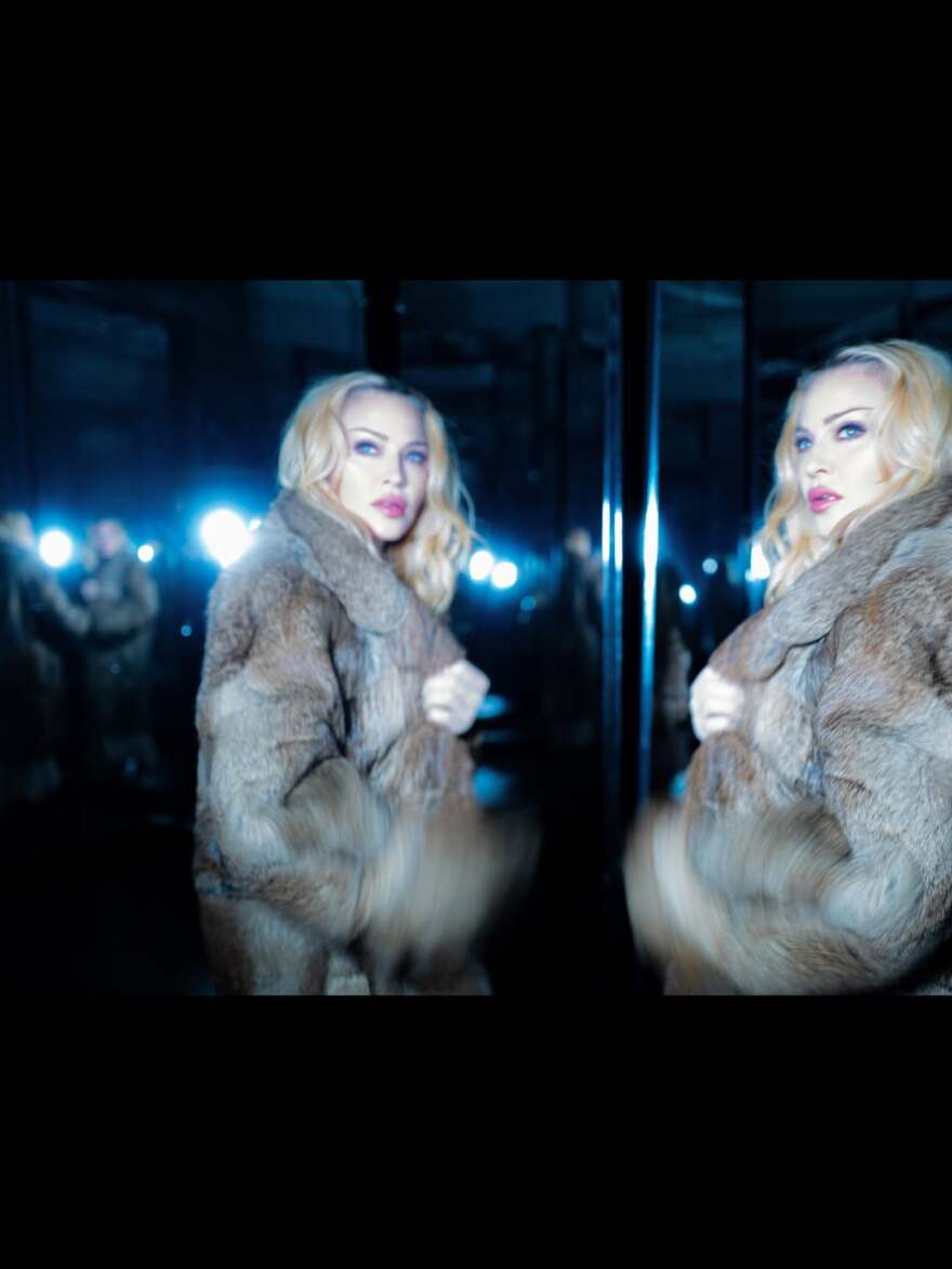 Η Μαντόνα φωτογραφήθηκε με διάφανο φόρεμα και ανακοίνωσε ότι ετοιμάζει νέο άλμπουμ