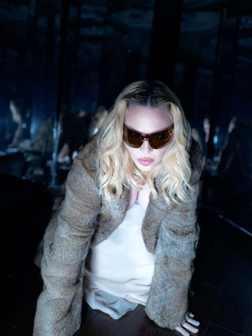 Η Μαντόνα φωτογραφήθηκε με διάφανο φόρεμα και ανακοίνωσε ότι ετοιμάζει νέο άλμπουμ