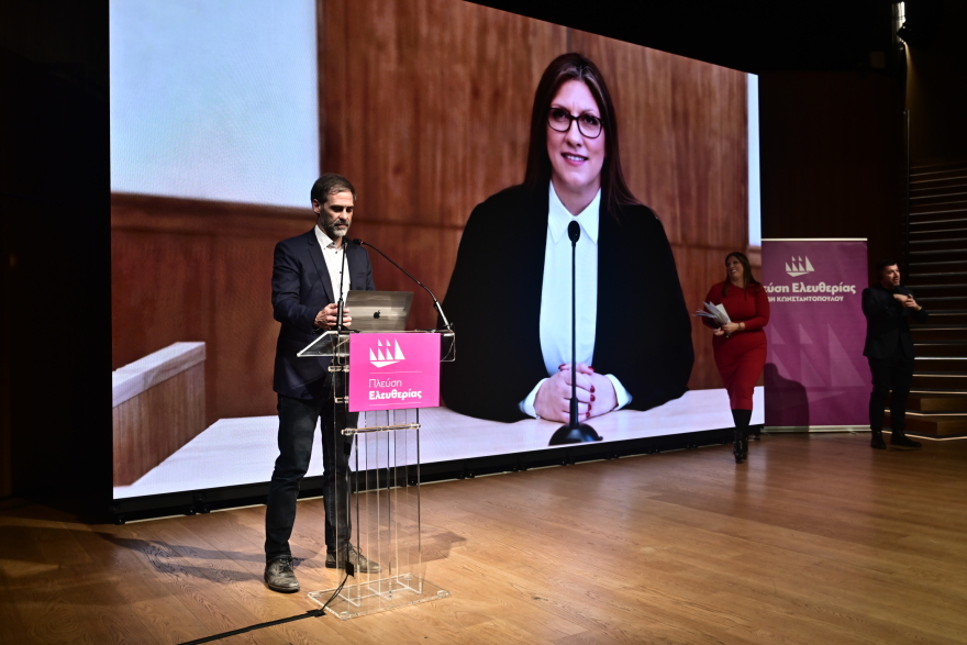 «Πλεύση Ελευθερίας Μονοπρόσωπη ΕΠΕ» - Τι γράφουν στα social media για την Κωνσταντοπούλου ως πυροσβέστη, αρχαία Ελληνίδα, ψαρά αθλήτρια και... στρατιώτη