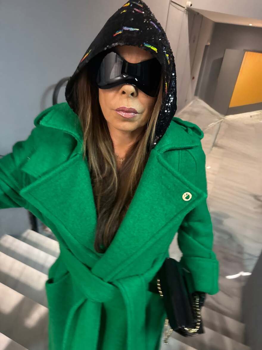 Άντζελα Δημητρίου: Η εκκεντρική εμφάνισή της σε επίδειξη μόδας - Δείτε βίντεο