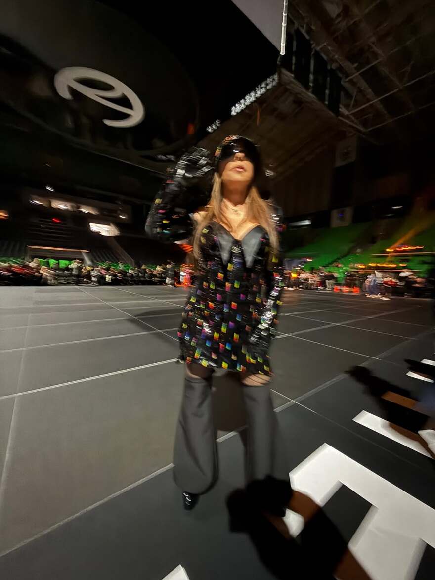 Άντζελα Δημητρίου: Η εκκεντρική εμφάνισή της σε επίδειξη μόδας - Δείτε βίντεο