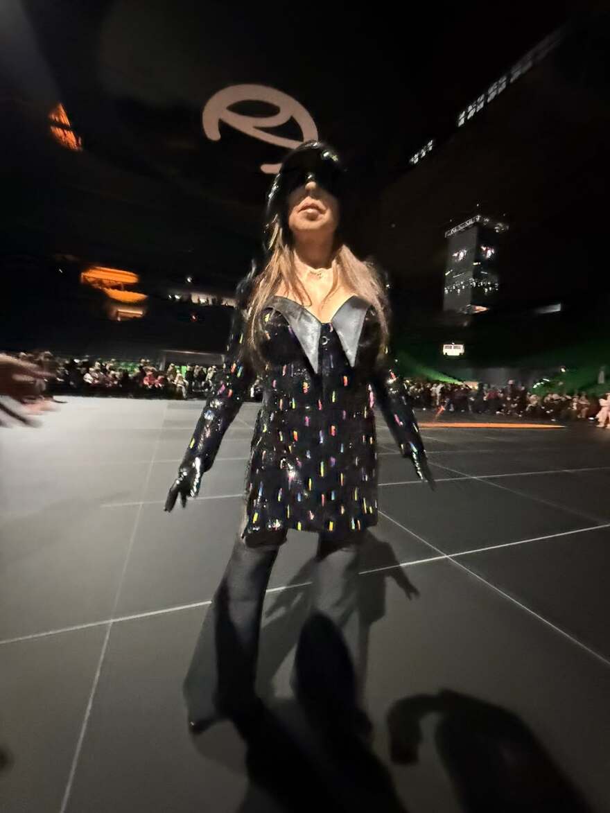 Άντζελα Δημητρίου: Η εκκεντρική εμφάνισή της σε επίδειξη μόδας - Δείτε βίντεο