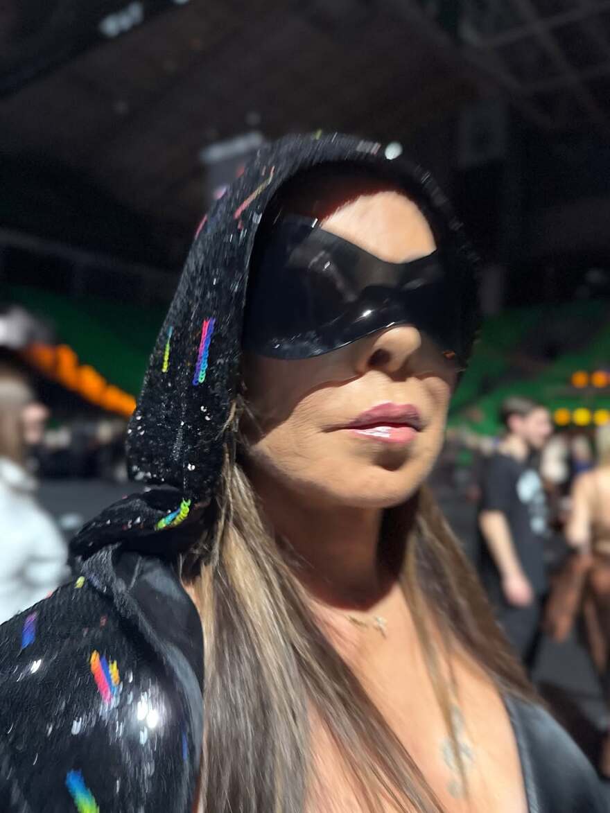 Άντζελα Δημητρίου: Η εκκεντρική εμφάνισή της σε επίδειξη μόδας - Δείτε βίντεο