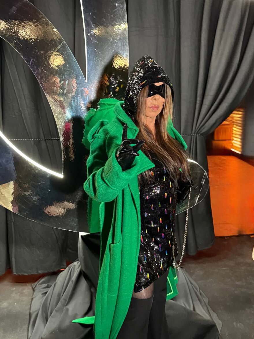 Άντζελα Δημητρίου: Η εκκεντρική εμφάνισή της σε επίδειξη μόδας - Δείτε βίντεο